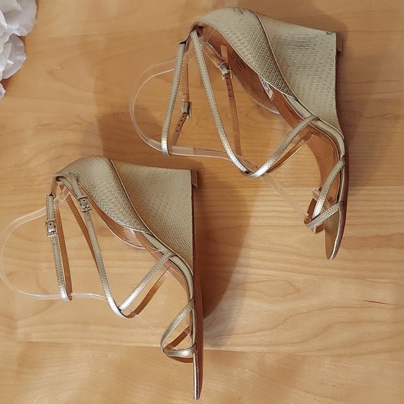 Badgley Mischka Soft Gold Embossed Pattern Leather Wedges Size 8 - Picture 9 of 16